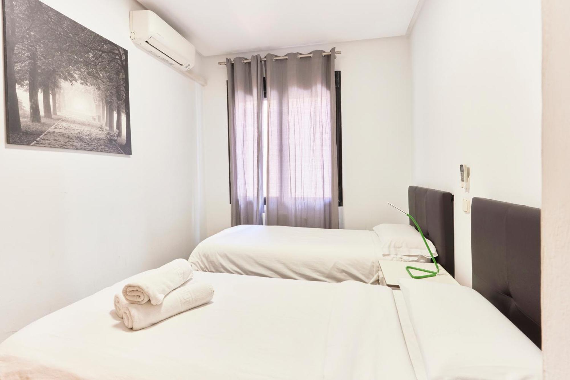 Alojamiento Santa Rosa Madrid Ngoại thất bức ảnh
