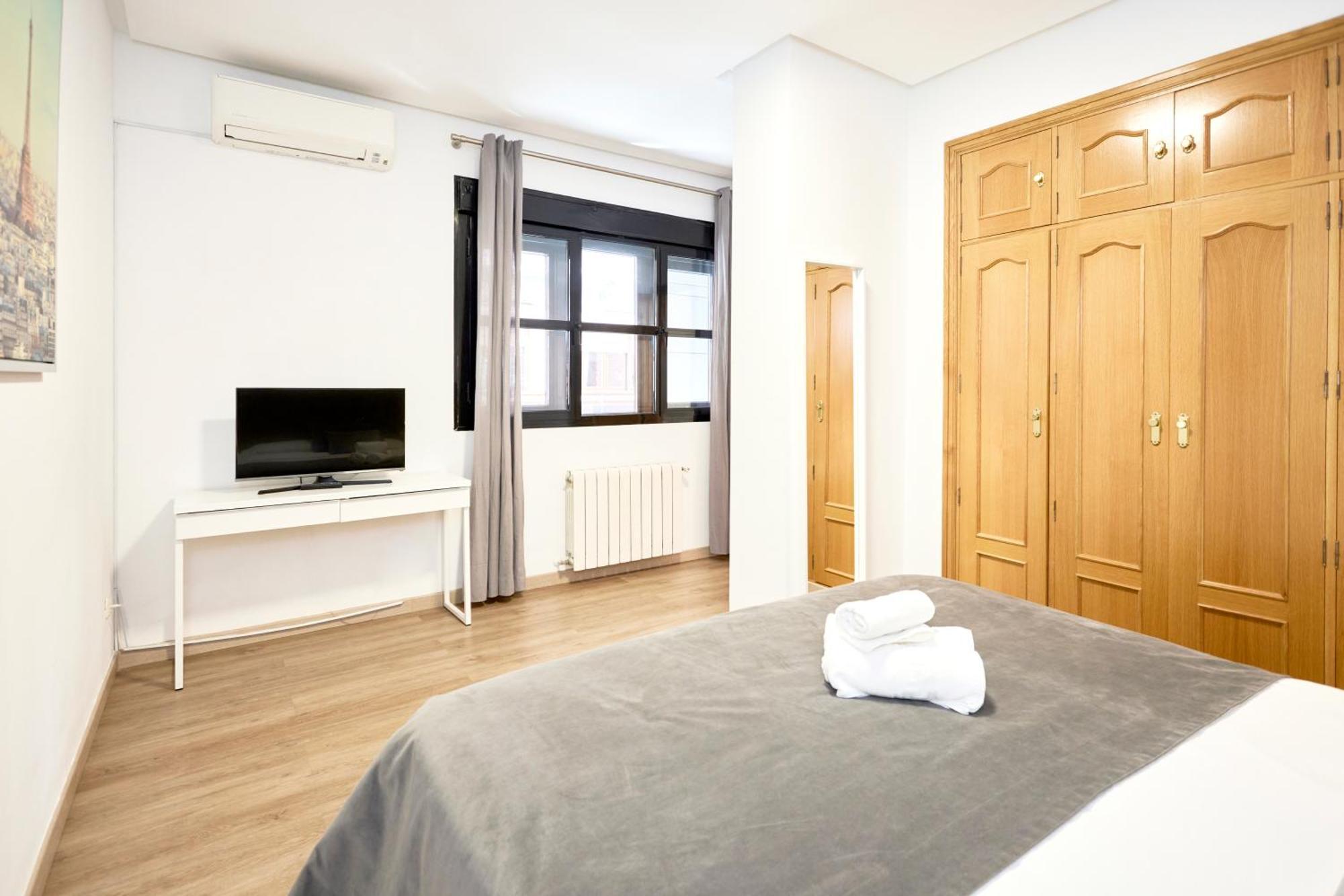Alojamiento Santa Rosa Madrid Ngoại thất bức ảnh
