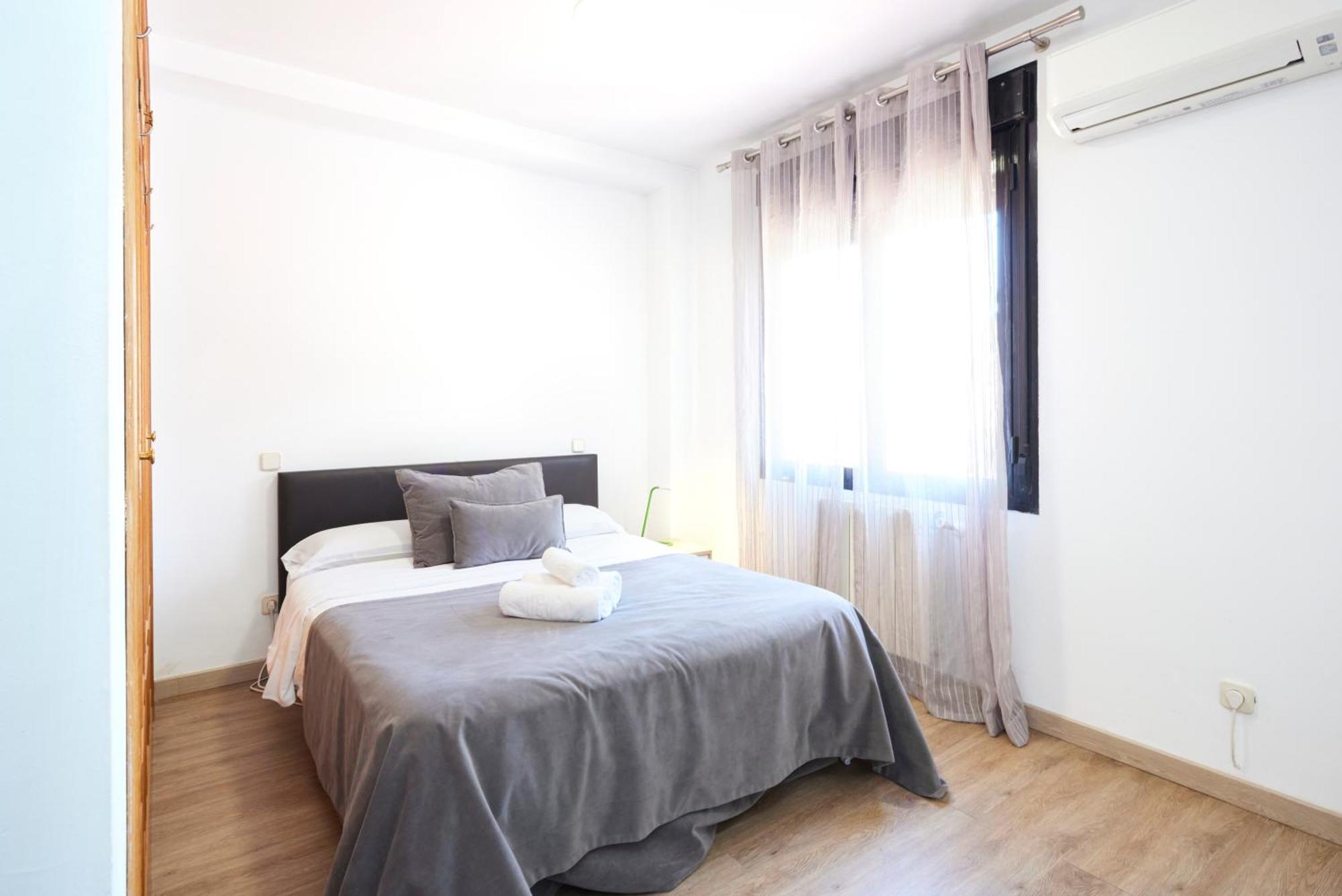 Alojamiento Santa Rosa Madrid Ngoại thất bức ảnh